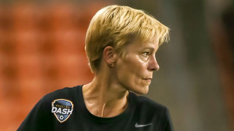 HOUSTON, TX - 27 DE MAYO: La entrenadora en jefe de Houston Dash, Vera Pauw, mira hacia la cancha durante el partido de fútbol entre Washington Spirit y Houston Dash el 27 de mayo de 2018 en el BBVA Compass Stadium en Houston, Texas.  (Foto de Leslie Plaza Johnson/Icon Sportswire)