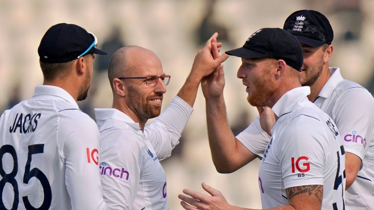 Jack Leach dari Inggris, kedua kiri, merayakan dengan rekan setimnya setelah merebut gawang Pakistan Saud Shakeel pada hari kedua pertandingan uji kriket kedua antara Pakistan dan Inggris, di Multan, Pakistan, Sabtu, 10 Desember 2022. ( Foto AP/Anjum Naveed) 