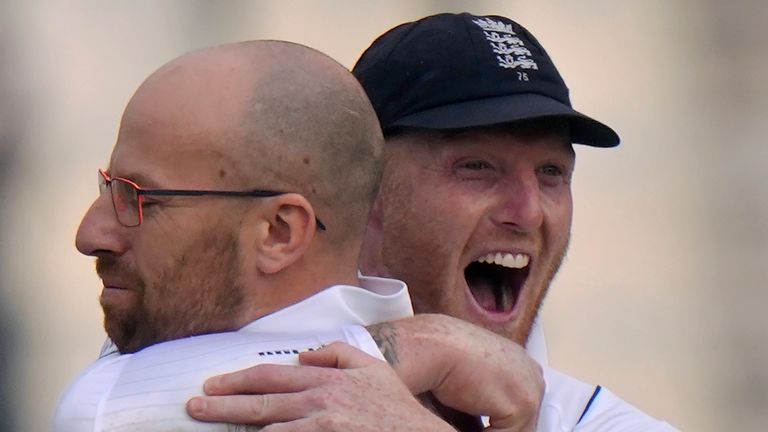 Jack Leach de Inglaterra, a la izquierda, celebra con su compañero de equipo después de tomar el wicket de Pakistán Muhammad Rizwan durante el segundo día del segundo partido de cricket de prueba entre Pakistán e Inglaterra, en Multan, Pakistán, el sábado 10 de diciembre de 2022. ( Foto AP/Anjum Naveed)