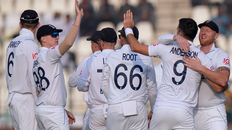 James Anderson de Inglaterra, tercero a la derecha, celebra con sus compañeros de equipo después de tomar el wicket de Imam-ul-Haq de Pakistán, a la derecha, durante el primer día del segundo partido de cricket de prueba entre Pakistán e Inglaterra, en Multan, Pakistán, viernes 9 de diciembre de 2022. (Foto AP/Anjum Naveed)
