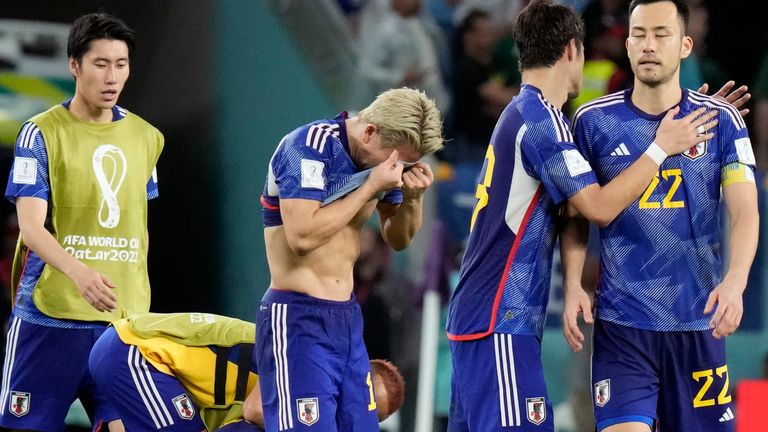 2022년 12월 5일 월요일 카타르 알 와크라의 알 자눕 스타디움에서 열린 일본과 크로아티아의 FIFA 월드컵 16강전에서 크로아티아가 승리한 후 일본 선수들이 좌절하고 있다. (AP Photo/Eugene Hoshiko)