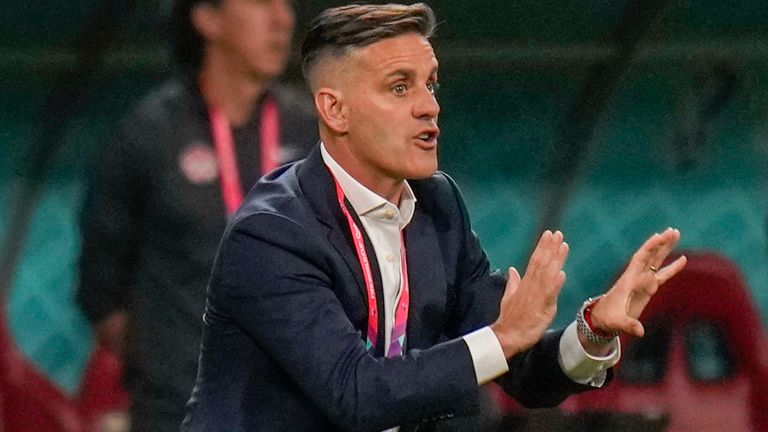 Pelatih kepala Kanada John Herdman memberi isyarat selama pertandingan sepak bola grup F Piala Dunia antara Kroasia dan Kanada, di Stadion Internasional Khalifa di Doha, Qatar, Minggu, 27 November 2022. (AP Photo/Aijaz Rahi)