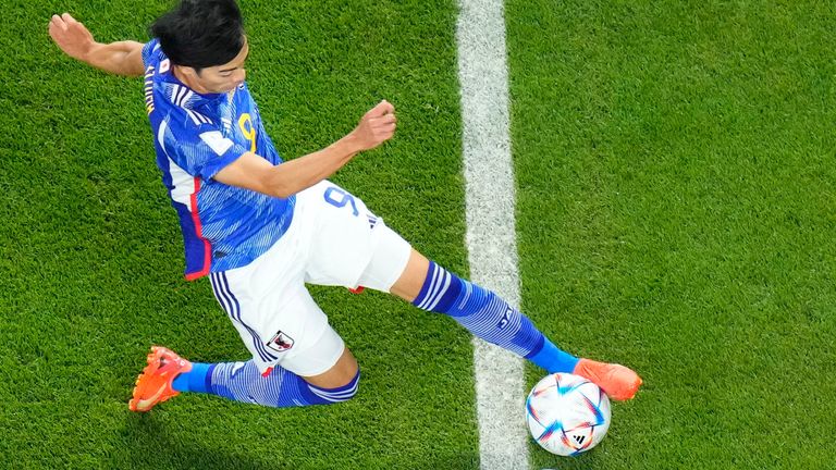 球似乎越过了球门线，随后日本球员三oma将球传给队友田中雄，帮助日本队以2-1领先西班牙