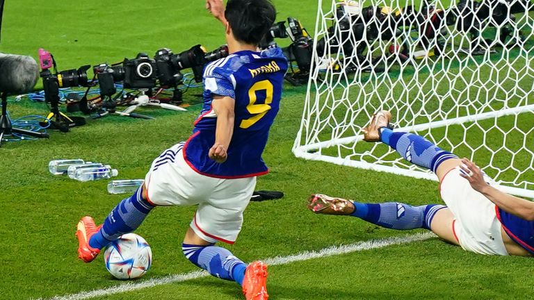 El balón parece estar sobre la línea antes de que Kaoru Mitoma de Japón cruce por su compañero de equipo Ao Tanaka para darles una ventaja de 2-1 contra España.