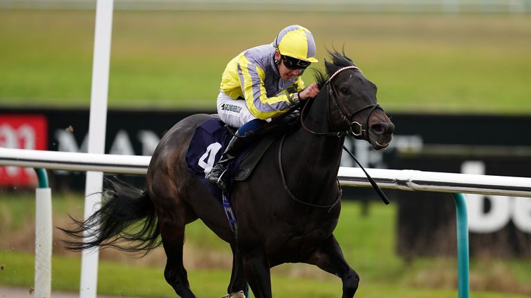 La Roca Del Fuego on the way to winning the Betway Handicap at Lingfield 