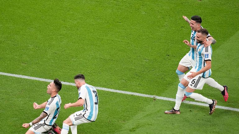 El argentino Lautaro Martínez, a la izquierda, celebra al final del partido de fútbol de cuartos de final de la Copa del Mundo entre Holanda y Argentina, en el Estadio Lusail en Lusail, Qatar, el sábado 10 de diciembre de 2022. (Foto AP/Ariel Schalit )