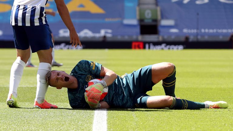 El portero del Arsenal, Bernd Leno, aterriza torpemente después de un desafío de Neal Maupay de Brighton y Hove Albion, lo que lo lleva a salir lesionado FÚTBOL Brighton.  El crédito de la foto debe decir: Gareth Fuller/PA Wire/NMC Pool.  RESTRICCIONES: USO EDITORIAL ÚNICAMENTE Prohibido el uso con audio, video, datos, listas de accesorios, logotipos de clubes/ligas o "En Vivo" servicios.  Uso en línea durante el partido limitado a 120 imágenes, sin emulación de video.  No se utiliza en apuestas, juegos o publicaciones de un solo club/liga/jugador.