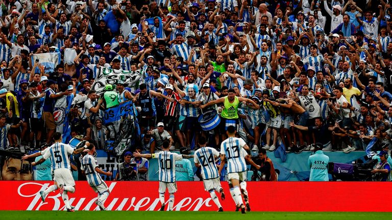 Lionel Messi esulta durante la vittoria dell'Argentina ai Mondiali contro l'Olanda