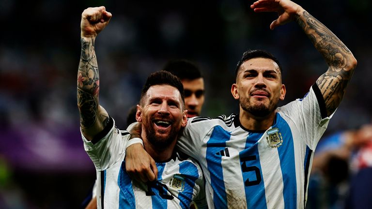 Lionel Messi esulta durante la vittoria dell'Argentina ai Mondiali contro l'Olanda