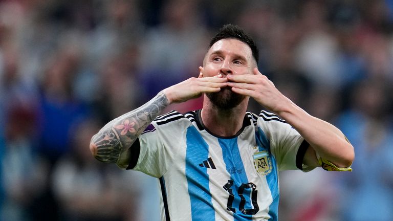 Lionel Messi merayakan setelah rekan setimnya Julian Alvarez mencetak gol ketiga Argentina