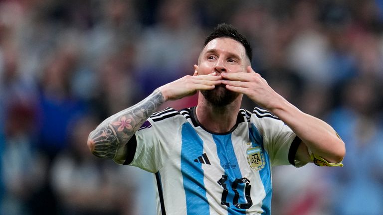 Lionel Messi celebra después de que su compañero Julián Álvarez anotara el tercer gol de Argentina