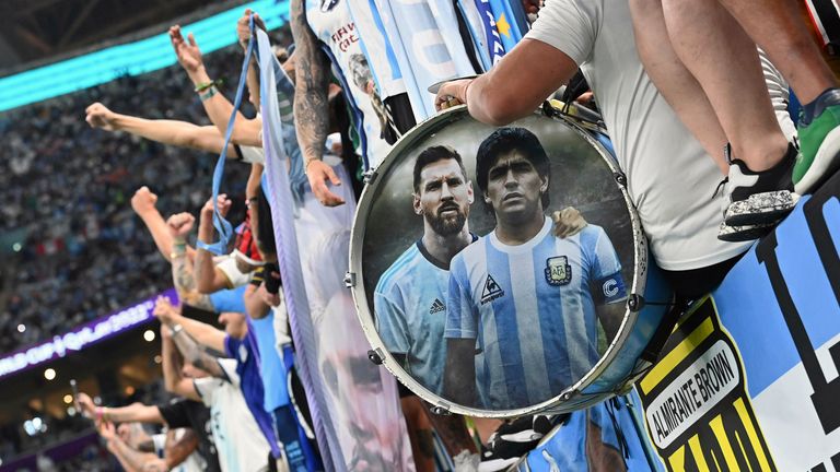 Penggemar Argentina merayakan Lionel Messi dan Diego Maradona di turnamen tersebut