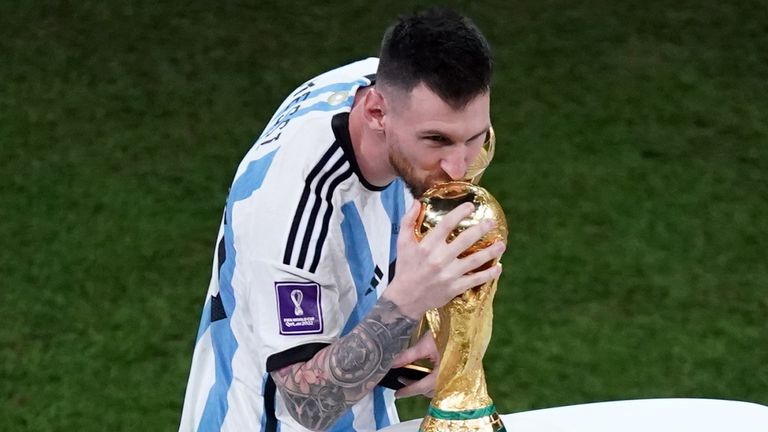 Lionel Messi besa el trofeo del Mundial tras el triunfo de Argentina en los penaltis ante Francia