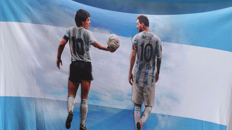 firo : 22.11.2022, Football, Soccer, FIFA WORLD CUP 2022 QATAR, World Cup 2022 Qatar, World Cup 2022 Qatar, Group stage, Group C, Game 5, Argentina - Saudi Arabia 1:2 general, fans, flag, Diego Maradona with Lionel Messi Photo by: Sebastian EL-SAQQA/picture-alliance/dpa/AP Images