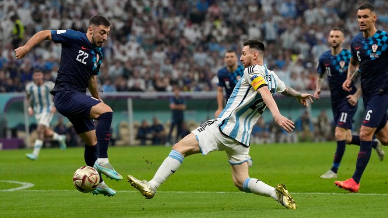阿根廷的梅西与克罗地亚的约西普·尤拉诺维奇争夺球权