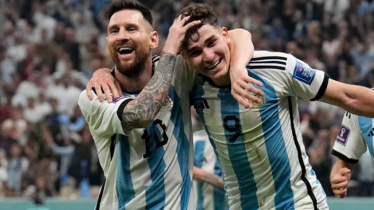 Lionel Messi dan Julian Alvarez merayakan setelah unggul 2-0