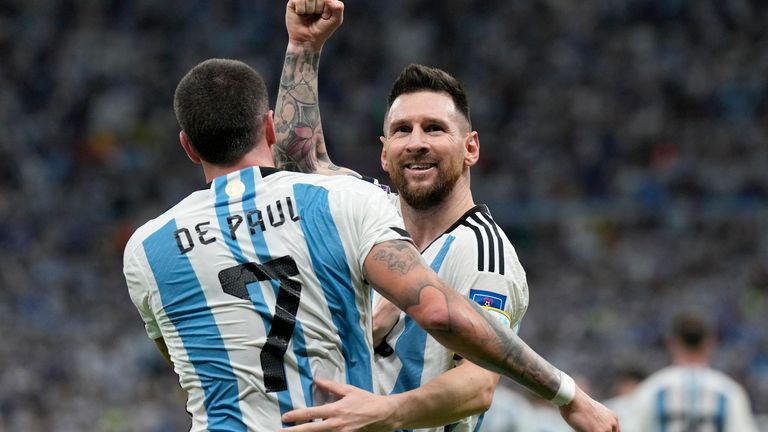 2022年12月9日星期五，在卡塔尔卢塞尔体育场举行的世界杯四分之一决赛荷兰队与阿根廷队的比赛中，纳胡埃尔·莫利纳攻入首开纪录的进球后，阿根廷队的莱昂内尔·梅西与队友罗德里戈·德·保罗(左)一起庆祝。(美联社图片/里卡多·马扎兰)