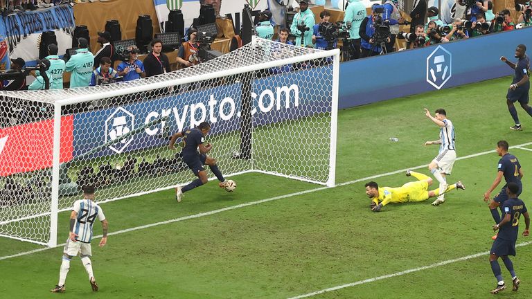 Ο Λιονέλ Μέσι σκοράρει το τρίτο γκολ της Αργεντινής στον τελικό του Παγκοσμίου Κυπέλλου εναντίον της Γαλλίας