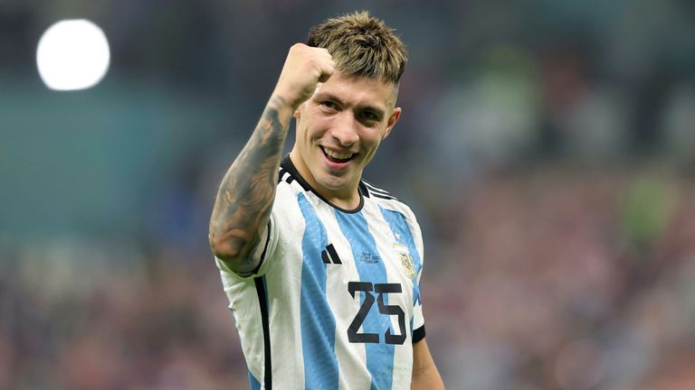 Bek Argentina dan pemenang Piala Dunia Lisandro Martinez belum kembali ke Manchester United