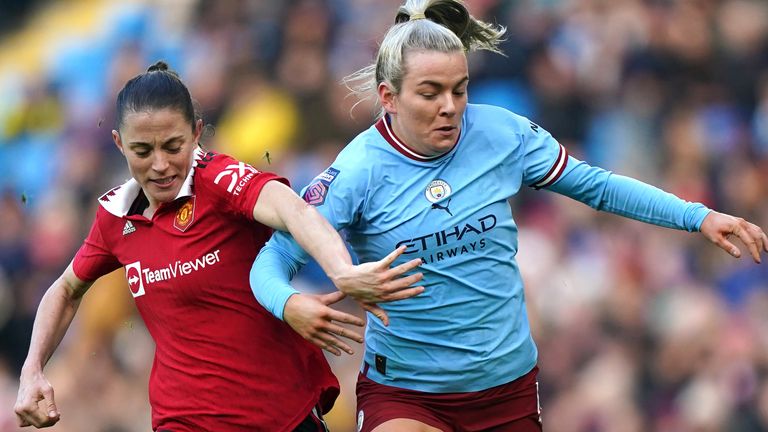 Ona Batlle de Manchester United (à gauche) et Lauren Hemp de Manchester City se disputent la possession