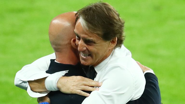 吉安卢卡·维亚利和罗伯托·曼奇尼庆祝意大利在欧洲杯16强比赛中获胜