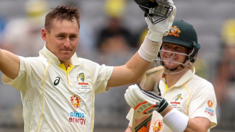 Marnus Labuschagne de Australia celebra después de anotar un doble centenar durante el juego del segundo día de la primera prueba de cricket entre Australia y las Indias Occidentales en Perth, Australia, el jueves 1 de diciembre de 2022. (Foto AP/Gary Day) 