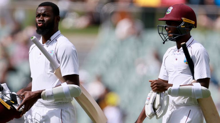 Los bateadores de las Indias Occidentales Marquino Mindley, centro, y Anderson Phillip, izquierda, se marchan después de perder ante Australia en el cuarto día de su partido de prueba de cricket en Adelaida, el domingo 11 de noviembre de 2022. (Foto AP/James Elsby)