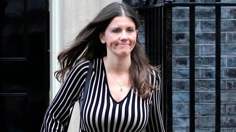 La secretaria de Estado para Digital, Cultura, Medios y Deportes de Gran Bretaña, Michelle Donelan, se va después de una reunión de gabinete en 10 Downing Street en Londres, el martes 18 de octubre de 2022. 