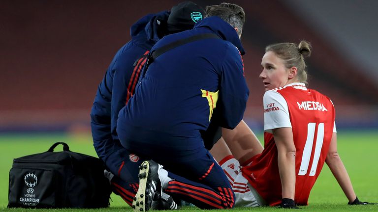 La delantera del Arsenal Vivianne Miedema queda descartada para lo que resta de temporada por una lesión en la rodilla.