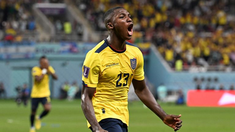 Reaksi Moises CAICEDO (23) dari EKUADOR setelah mencetak gol pada babak kedua pertandingan Grup A Piala Dunia FIFA EKUADOR vs SENEGAL di Stadion Internasional Khalifa di Ar-Rayyan, Qatar pada 29 November 2022. ( The Yomiuri Shimbun via AP Images )