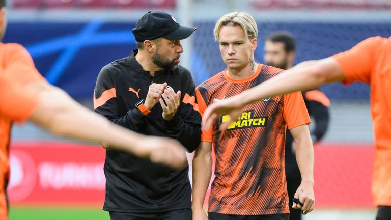 Mykhailo Mudryk en conversation avec l'actuel patron du Shakhtar Igor Jovicevic