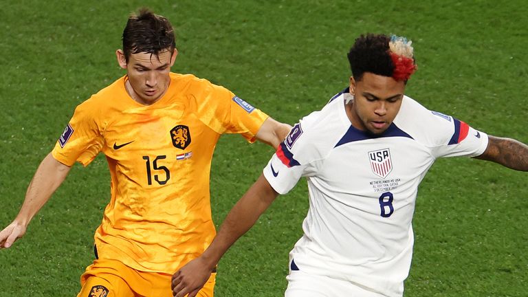 Weston McKennie holds off Marten de Roon 