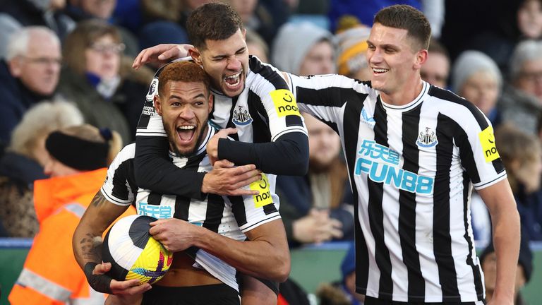 Joelinton merayakan setelah mencetak gol ketiga Newcastle di Leicester
