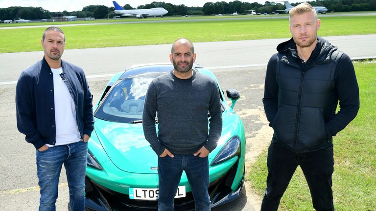 Embargados LUNES 10 DE JUNIO DE 0001 (de izquierda a derecha) Paddy McGuinness, Chris Harris y Freddie Flintoff con un McLaren 600LT en la pista de pruebas de Top Gear en Dunsfold Park, Cranleigh, durante el lanzamiento a los medios de la nueva serie de Top Gear que se transmite más tarde este mes.