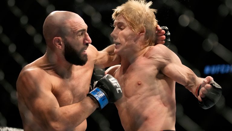 Jared Gordon, izquierda, golpea a Paddy Pimblett durante una pelea de artes marciales mixtas de peso ligero de UFC 282 el sábado, 10 de diciembre de 2022, en Las Vegas.  (Foto AP/John Locher)