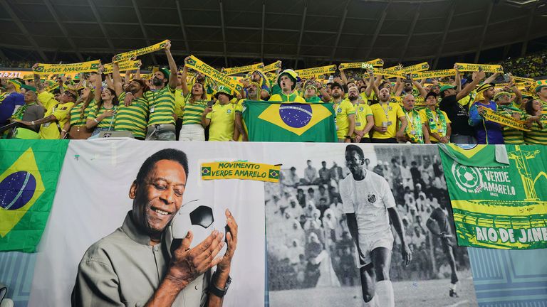 Torcedores exibem faixas em homenagem à lenda do Brasil, Pelé