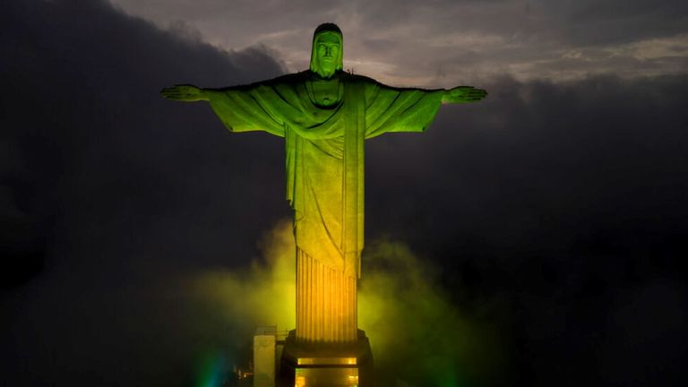 Image:Christ the Redeemer statue is illuminated in the colours of the Brazilian national flag to honour late soccer legend Pele in Rio de Janeiro