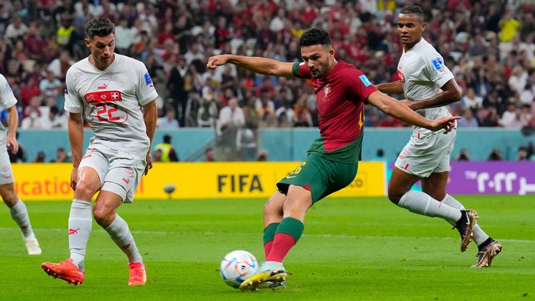 Goncalo Ramos marca el primer gol  de Portugal ante Suiza