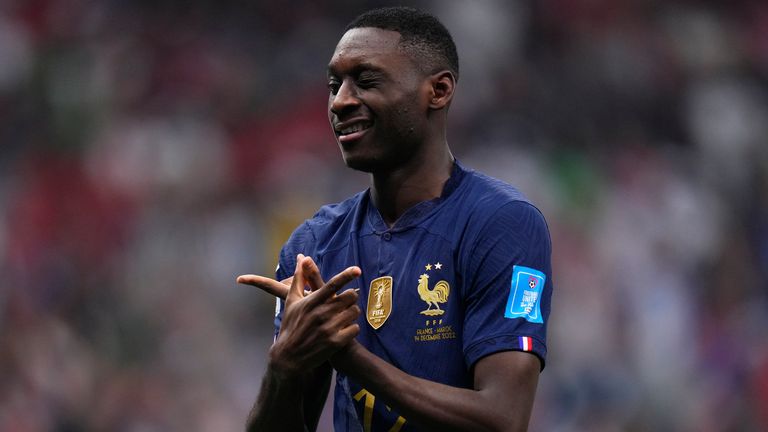 Randal Kolo Muani de Francia celebra marcar el segundo gol de su equipo