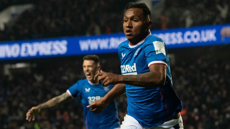 Guardabosques'  Alfredo Morelos celebra después de hacer el 3-2 durante un partido de Premiership cinch entre Rangers e Hibernian en Ibrox Stadium