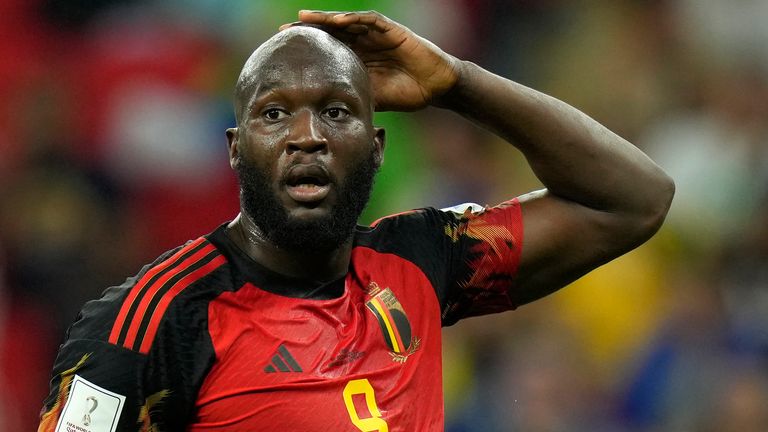 Romelu Lukaku reacciona tras perder una oportunidad