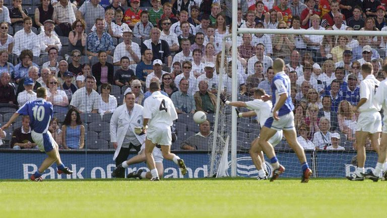 Munnelly scores a goal in the 2003 Leinster final
