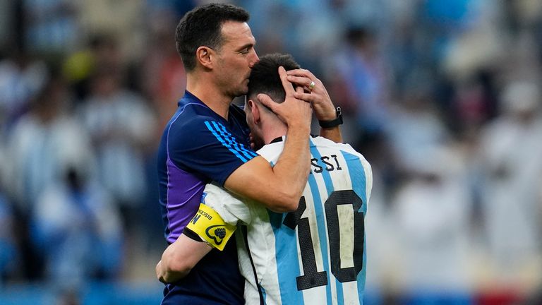 Lionel Scaloni, entrenador de Argentina, besa a Lionel Messi de Argentina