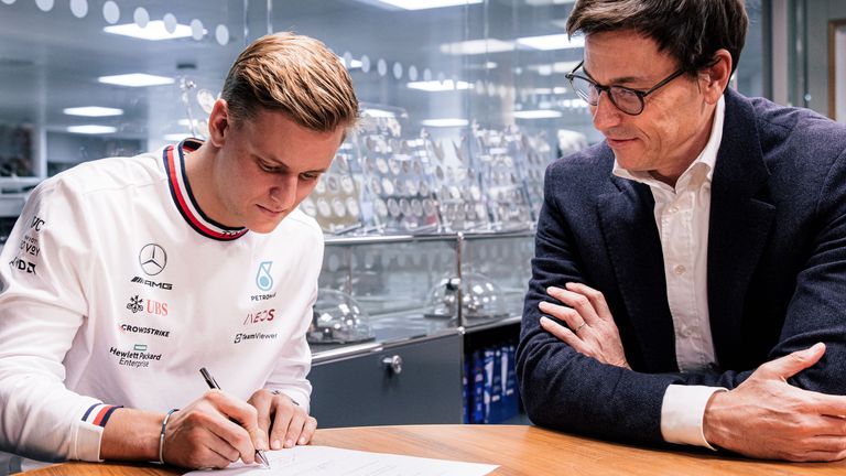 Mick Schumacher firma il suo contratto con la Mercedes insieme al team principal Toto Wolff