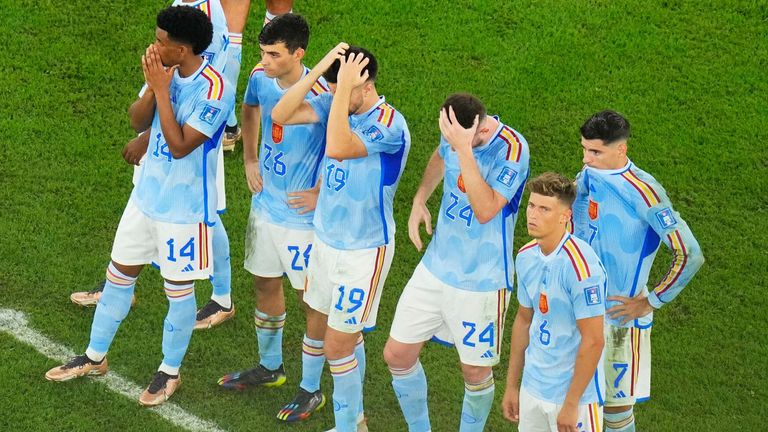 Los jugadores de España expresaron su decepción después de fallar una oportunidad de penalti contra Marruecos