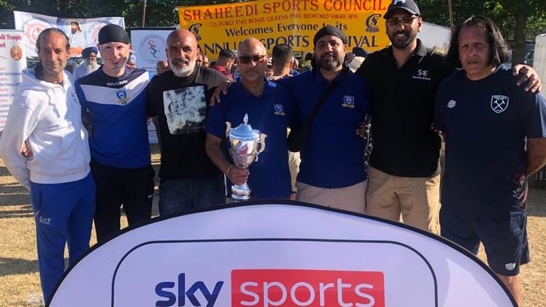 Ashvir Singh Johal de GNG Leicester (deuxième à gauche) - Rashid Abba de West Ham (extrême droite)