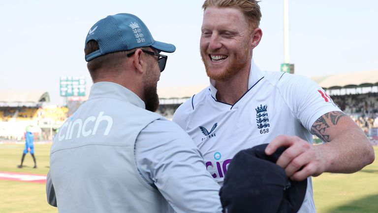 El capitán de Inglaterra Ben Stokes celebra con el entrenador Brendon McCullum después de la victoria en Multan