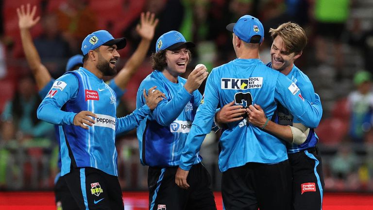 Sydney Thunder were bowled out for 15 in just 35 deliveries by Adelaide Strikers as they recorded the lowest score in men&#39;s T20 cricket history.