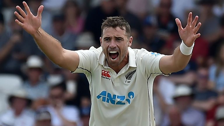 Tim Southee de Nueva Zelanda apela sin éxito por el terreno de Jamie Overton de Inglaterra durante el segundo día del tercer partido de prueba de cricket entre Inglaterra y Nueva Zelanda en Headingley en Leeds, Inglaterra, el viernes 24 de junio de 2022. (Foto AP/Rui Vieira)