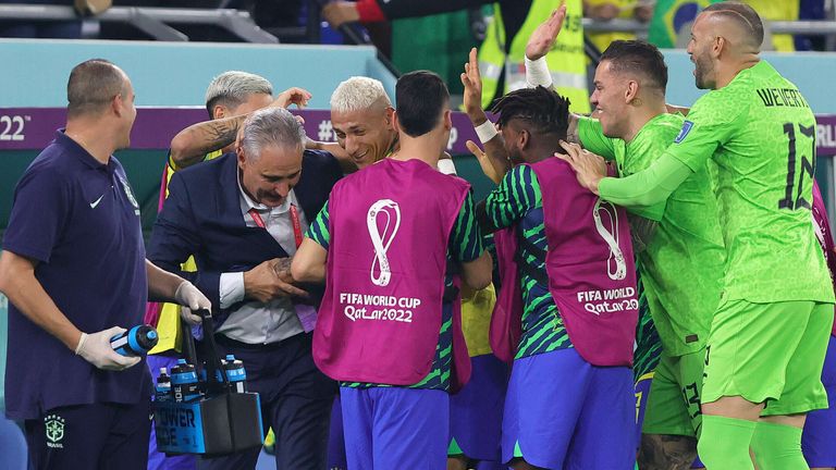 Tite merayakan dengan para pemain Brasilnya setelah mencetak gol ketiga melawan Korea Selatan